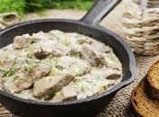 Печінка, тушкована з вином і травами