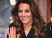 В осеннем образе: Кейт Миддлтон появилась в куртке и свитере (видео)