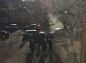 Фото адвоката из окна суда после стрельбы