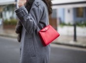 Красная сумка стала главным трендом осени 2023 среди аксессуаров