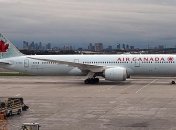 Авиакомпания Air Canada сокращает половину персонала