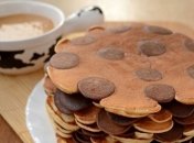 Рецепт дня: блины в горошек с соусом "Коровка"