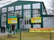 Плакати на будівлі басейну.