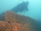 В Турции на дне озера обнаружили огромный загадочный замок