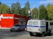 "Мусор выпал, подберите": падение полицейского из машины на ходу в РФ развеселило сеть (видео)