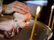 В Румынии могут изменить обряд крещения после трагической смерти младенца: что известно