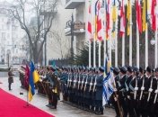 "Очень приятно было": солдат рассказал, как Порошенко надел ему шапку