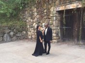 Ким Кардашьян подчеркнула беременный животик вечерним платьем