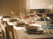 Стол с посудой