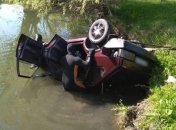 Под Запорожьем машина упала в озеро с обрыва