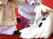 Папа Римский Франциск упал во время мессы в Польше