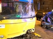 В столице столкнулись легковушка и маршрутка, серьезно травмировались 4 человека