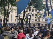 Клеили листовки, жгли фаеры и пели гимн: активисты пришли к дому Зеленского