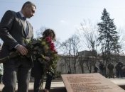 Вблизи посольства РФ в Киеве открыли сквер имени Бориса Немцова