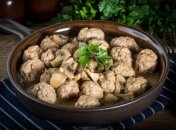 Фрикадельки з грибами у вершковому соусі — ароматна та ситна страва