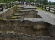 В Индии после обрушения моста в реку упали два автобуса и автомобиль