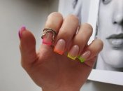 Цветной французский маникюр подойдет и на короткие, и на длинные ногти