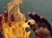 Парень поджег свою беременную подругу прямо на глазах у ребенка: выяснились новые детали