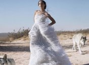 Среди волков: Зои Кравиц снялась в потрясающей фотосессии с дикими животными 