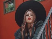 Солістка групи KAZKA розбурхала фанів фото в плаття-пеньюарі