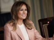 Яркое пальто цвета фуксии: эффектный образ Мелании Трамп