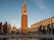 Власти Венеции хотят запретить туристам сидеть на ступеньках перед церквями