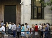 Грекам запретили вывозить за рубеж больше двух тысяч евро