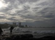 На побережье Акапулько обрушилась мощная волна