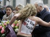 Femen прервали первомайскую речь Ле Пен в Париже