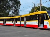 Газонокосильник потрапив під трамвай в Одесі: він дивом залишився живий, але не може вибратися (відео 18+)