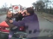 Маршрутчик подрался на дубинках с водителем 