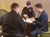 Зеленскому полиция вручила админпротокол за демонстрацию заполненного бюллетеня