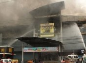 Пожар в торговом центре на Филиппинах: огонь заблокировал в здании 37 человек