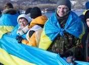 В Киеве на мосту Патона развернули 30-метровый флаг Украины