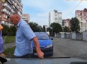 Чоловік і жінка проходили повз.