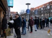 В Нидерландах люди выстроились в очереди к открытым магазинам