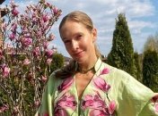 Вся в магнолиях: Катя Осадчая устроила домашнюю фотосессию в саду