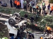 ДТП в Индонезии: автобус упал в реку, 18 человек погибли (Фото)