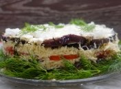 Салат з баклажан приваблює виглядом та зачаровує смаком