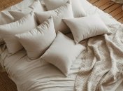 Со временем подушки желтеют, но с этим можно бороться (изображение создано с помощью ИИ)