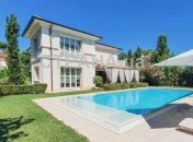 Зараз цю віллу здають американській сім’ї за 12 000 євро в місяць