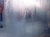 Осенью и зимой окна часто запотевают