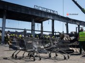 От огромного ТЦ остались только угли и обломки