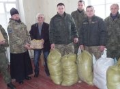 Украинские военные помогли передать гуманитарную помощь в Луганскую область