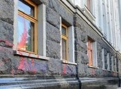 Офис президента обнесли оградой и выставили полицию (фото)