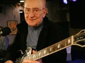 Первая электрогитара выставлена на аукцион