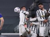 Роналду испугался мяча, стоя в "стенке" (видео)