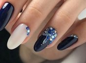 Маникюр 2019: красивые идеи дизайна со стразами
