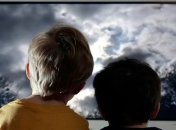 Чем опасен длительный просмотр телевизора для ребенка?