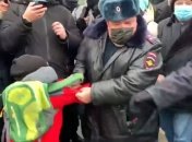 Никто и не защитил: видео как путинские силовики винтили школьника на глазах у толпы взрослых